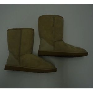 Ugg Australia Women 7 Beige Sheepskin Classic Short Boot 5825
